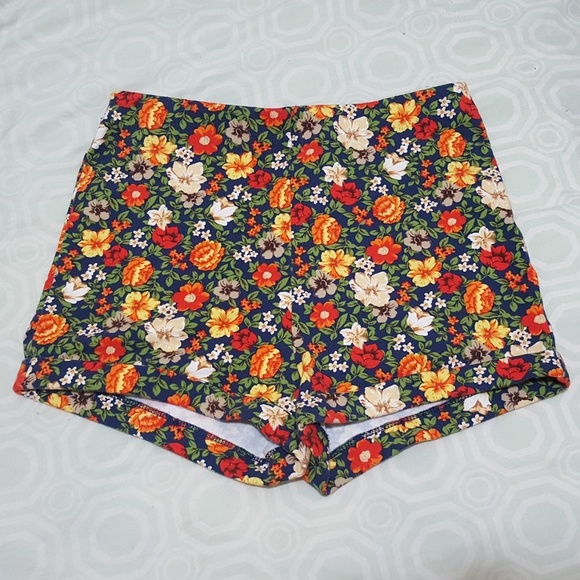 Forever 21 Pants - (NEW) FLORAL HIGH-WAISTED BODYCON SHORT SHORTS